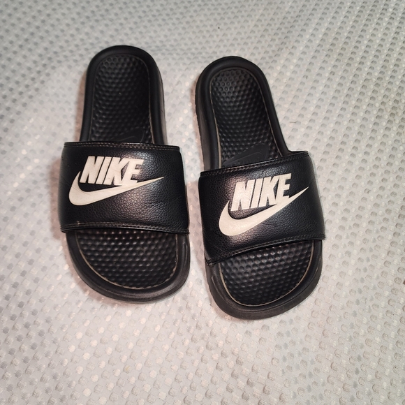 NIKE GUC WOMEN'S SIZE 8 BLACK SIGNATURE SLIDE SANDALS - Picture 1 of 6